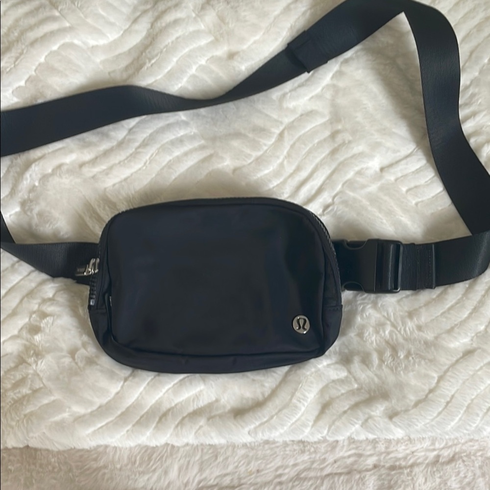 lululemon athletica Black Belt Bag Minimalist Design great condition
